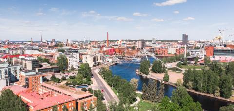 Kesäinen ilmakuva , jossa näkyy Nalkalan kenttää, Laukontoria ja Laukonsilta.