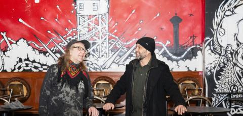 Kaksi miestä Vastavirta-klubilla