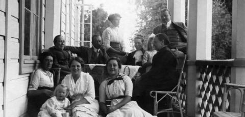 Haiharan omistajat sukulaisineen kartanon kuistilla.