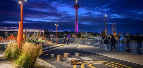 Näsinsilta ja Näsinneulan valaistus kuvattuna ilta-aikaan.