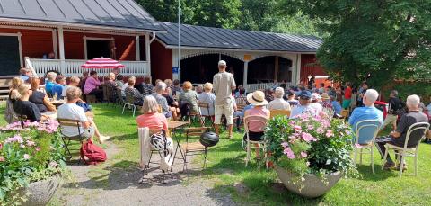 Yleisö istuu Väenpihalla ja odottaa Puistokonserttia.