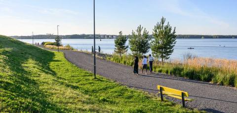 Kävelijöitä Näsijärven rantareitillä Santalahden rantapuistossa.