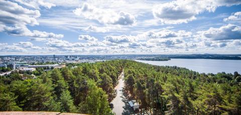 Kesäinen taivas ja näkymä Pyynikin näkötornilta kaupunkiin. 