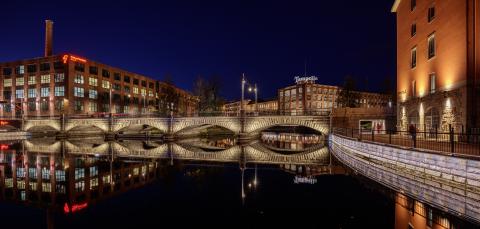 Satakunnansilta iltavalaistuksessa