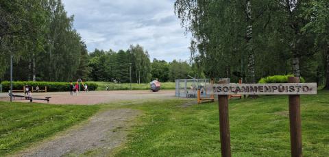Isolammenpuiston leikkipaikka ja siitä kertova kyltti.