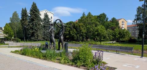 Ystävyyskaupunkiveistos Kiovanpuistossa.