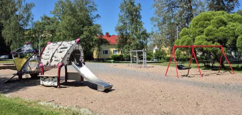 Leikkivälineitä Riihipuistossa.
