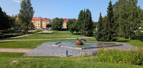 Saukonpuisto, keskellä suihkulähde.