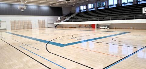 Kaukajärven vapaa-aikatalon palloilusali.