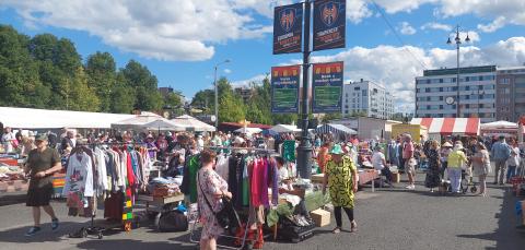 Ihmisiä Tammelantorilla ja kirpputorikojuja.