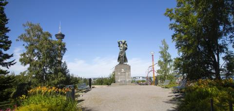 Kurun haaksirikon muistomerkki Näsinpuistossa.