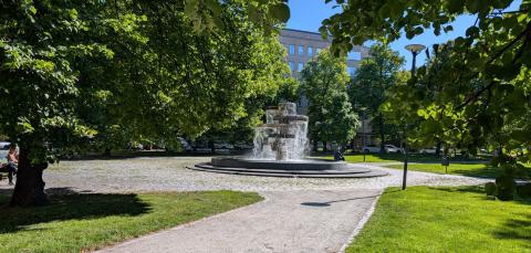 Suihkulähde Emil Aaltosen puistossa.