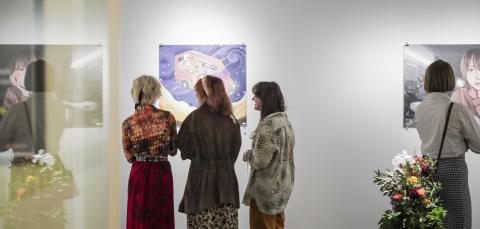 nuoria seisomassa taideteoksen edessä galleria vivissä.