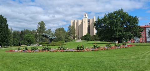 Liisanpuiston nurmi- ja istutusalue, taustalla Kalevan kirkko.