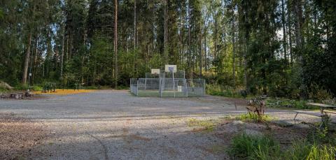 Multisillanpuiston pelikenttä.