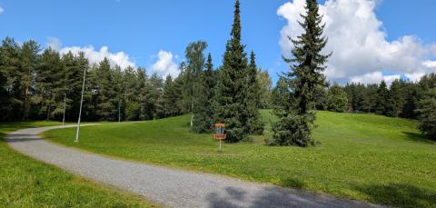 Näyttämönpuisto ja frisbeegolf-kori.