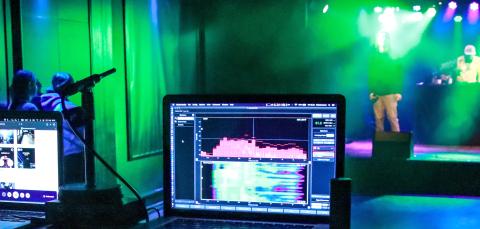 Kuva Stagen miksauspyödästä ja keikkavalaistuksesta.