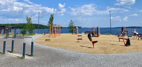 Niemenrannan ulkokuntosalin välineitä.