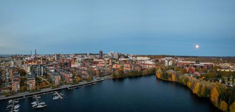 Etualalla Viinikanlahti, tausta Tampereen siluetti illalla.