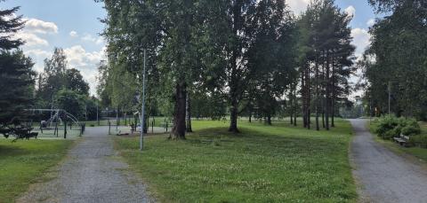 Jukolanpuiston läpi kulkee kevyen liikenteen väylä.