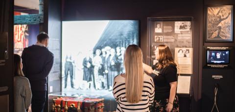 Ihmisiä seuraa opastusta Nootti-museossa.