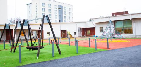 Hippoksen päiväkodin piha ja rakennus.