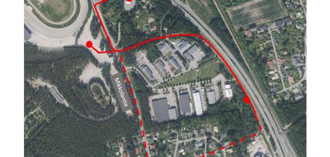 Ilmakuvassa reittikartta punaisella. 