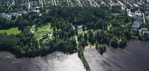 Ilmakuva Härmälän leirintäalueesta järveltä päin.