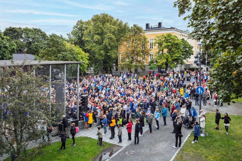 Yleisöä Laikunlavan edessä kesäisessä maisemassa.