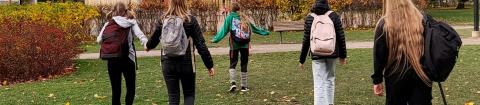 Oppilaita ulkona