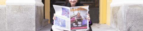 Nainen lukemassa Tampere-lehteä.