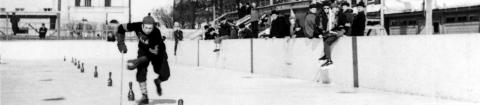 Jääkiekkoilija harjoittelee kiekon kuljetusta Koulukadun kentällä.