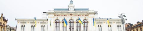 Raatihuoneen edustalla Ukrainan liput salossa.