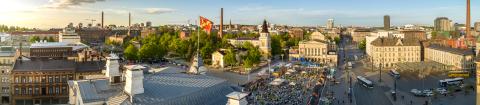 Ilmakuva keskustorista raatihuoneelta päin. Torilla kojuja ja ihmisiä.