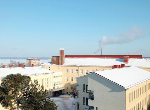 Ilmakuva Tampereen kansainvälisestä koulusta talvella.