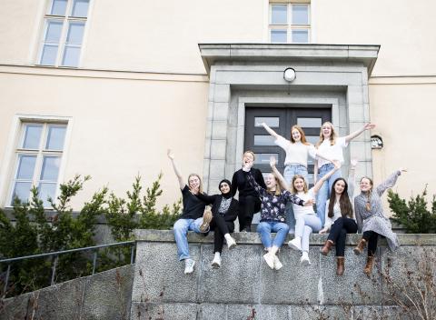 Tampereen lyseon lukion opiskelijoita koulun edessä heiluttamassa.