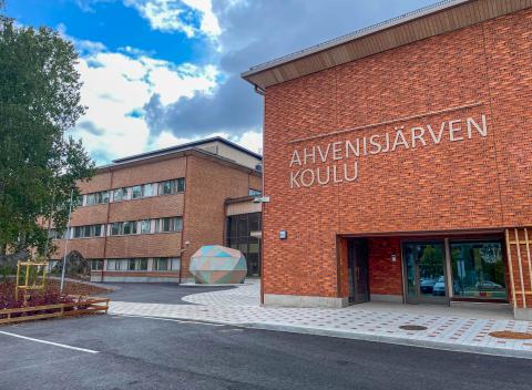 Ahvenisjärven remontoidun koulun julkisivu.
