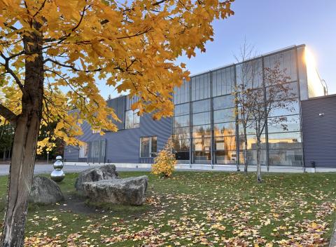 Karosen koulu kuvattuna ulkopuolelta syksyllä.