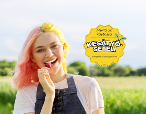 Teini-ikäinen tyttö on maalaismaisemassa ja maistaa mansikkaa. Kuvassa on keltainen leima, jossa lukee kesätyöseteli.