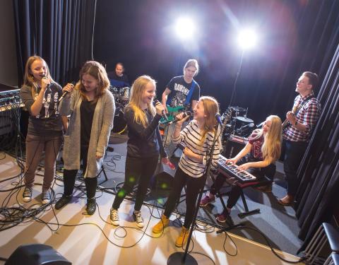 Ahvenisjärven koulussa toimii musiikkiluokka.