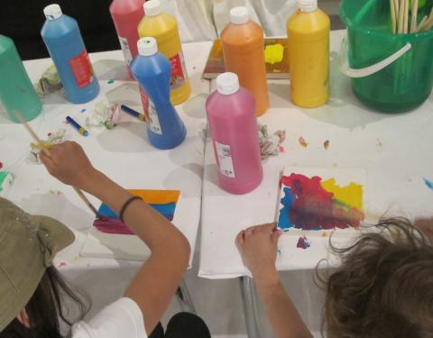 Lapset maalaavat vesiväritaideteoksia.