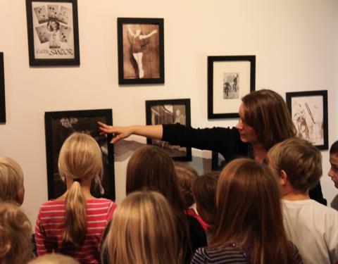 Lapset katselevat taidenäyttelyssä tauluja.