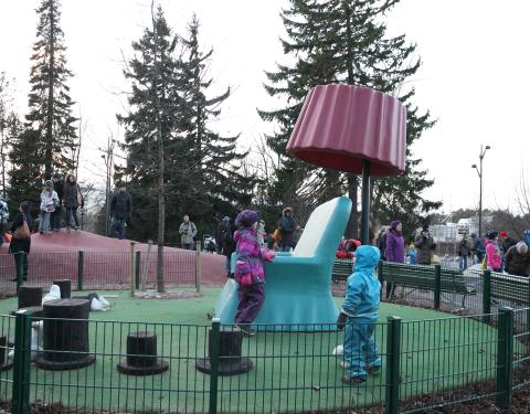 Lapsia Tiitiäisen satupuistossa lukupenkin ympärillä.