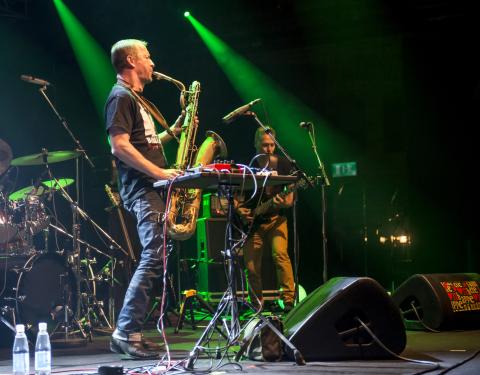 Saksofonin ja kitaran soittaja lavalla Tampere Jazz Happening -tapahtumassa.