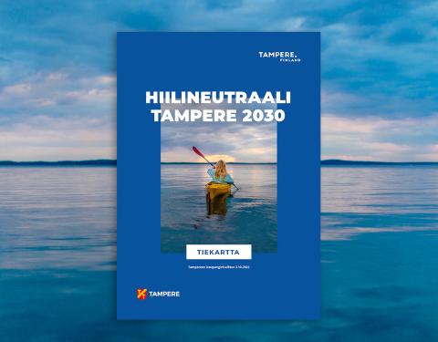 Hiilineutraali Tampere 2030 -julkaisun kansi, jossa henkilö meloo järvellä