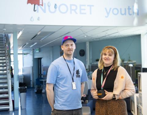Nuoriso-ohjaajat Janne Peltonen ja Miia Rautiainen seisovat nuorisotilan edessä.