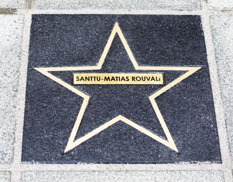 Tähtikadussa oleva tähti Santtu-Matias Rouvalin nimellä.