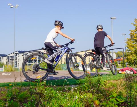 Poikia pyörineen pumptrack-radalla.