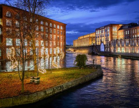 Tammerkosken keskiuoma valaistuna ja Konsulinsaaren valohevoset.