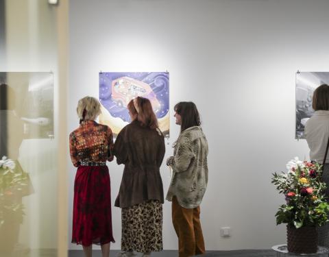 nuoria seisomassa taideteoksen edessä galleria vivissä.